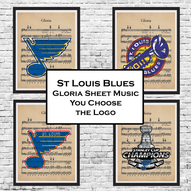 Puede incluir: Cuatro versiones diferentes del logotipo de los St. Louis Blues sobre un fondo de partitura de m&uacute;sica vintage. Los logotipos incluyen el logotipo principal del equipo, un logotipo con una trompeta, un logotipo con la Copa Stanley y un logotipo con el nombre del equipo y un palo de hockey.