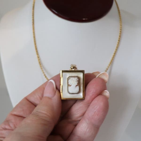 Vintage 12k Gold Filled Mother of Pearl Conch Shell Cameo Locket & Chain c1950s