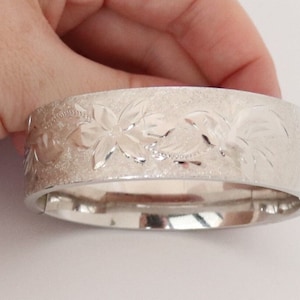Vintage c1960s Wide Sterling Silver Etched Bangle Bracelet Etched Forget Me Knot