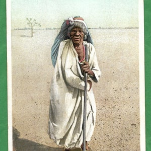 Postal vintage - Una vieja mujer mojave de pie en el desierto cerca de Needles, Claifornia (2854)