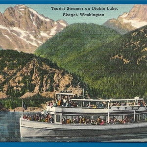 Cartão postal de linho vintage - Um barco cheio de turistas no Lago Diablo Skagit, Washington (1797)