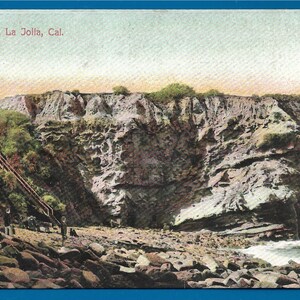 Cartão postal vintage - Na praia ao pé do Devil's Slide em La Jolla, Califórnia (2249)