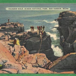 Op de afbeelding: Een vintage ansichtkaart met een schilderachtig uitzicht op Thunder Hole in Acadia National Park, Bar Harbor, Maine. De ansichtkaart toont een rotsachtige kustlijn met een natuurlijke rotsformatie genaamd Thunder Hole, waar golven tegen de rotsen beuken en een dramatisch beeld creëren. Verschillende mensen staan op de rotsen en observeren het natuurwonder.