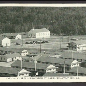 Carte postale Vintage - chapelle entouré de casernes - Camp Lee, Virginia (831 a)