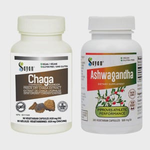 K&ouml;nnte beinhalten: Zwei wei&szlig;e Flaschen mit Nahrungserg&auml;nzungsmitteln. Die Flasche links ist mit "Chaga" beschriftet und enth&auml;lt 90 vegetarische Kapseln mit gefriergetrocknetem Chaga-Extrakt. Die Flasche rechts ist mit "Ashwagandha" beschriftet und enth&auml;lt 100 vegetarische Kapseln.