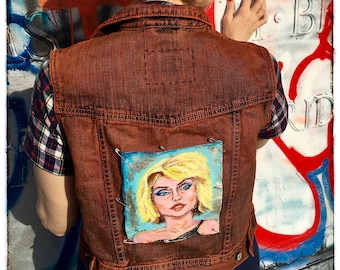Portrait blond punk recyclé peint à la main, peint à la main, NYC, gilet en jean rouge teint
