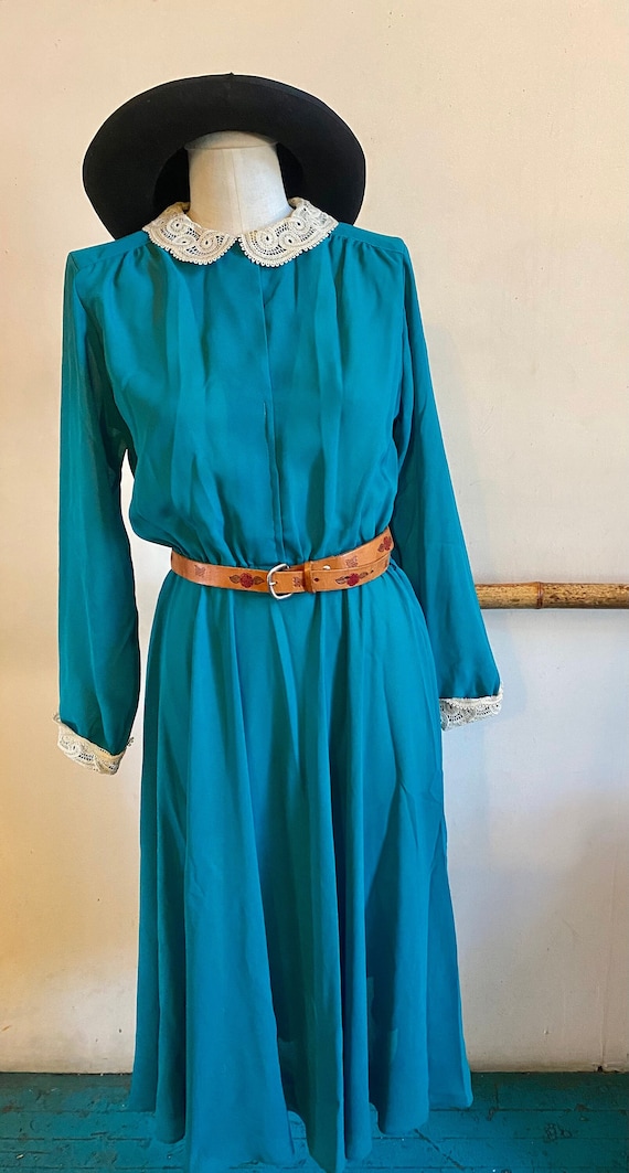 chinese dress ladies Gothic Victorian Striped Dress with Lace Collar and Cuffs