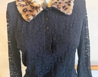 Blouse vintage Moda International des années 1990, style gothique, en dentelle noire, résille et fausse fourrure léopard, col en fausse fourrure léopard.