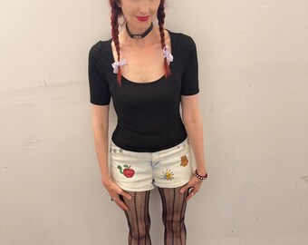 Short en jean grunge à clous, style bohème, recyclé et orné de gribouillis.