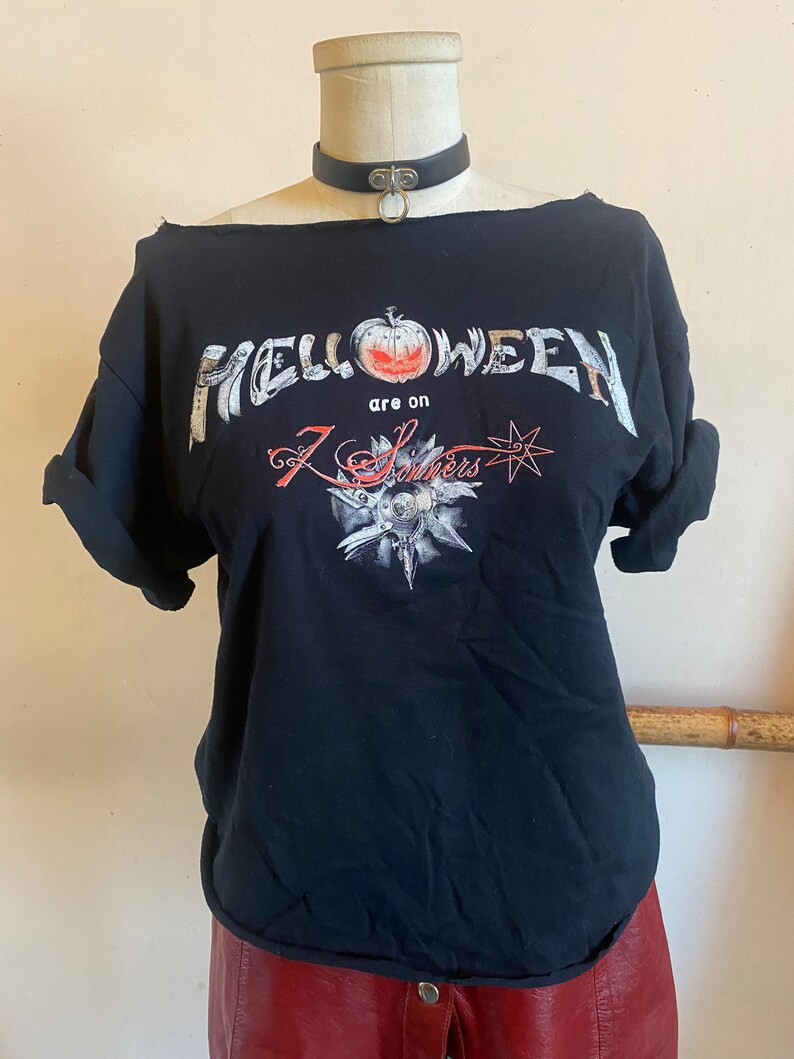 May include: Black t-shirt with a white graphic of the band "Helloween" with a pumpkin and the text "are on 7 Sinners".