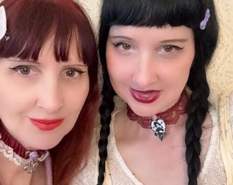 Ras de cou à volants élégant Edward Scissor Hands ou Ras de cou romantique délicat fleur de lys au choix