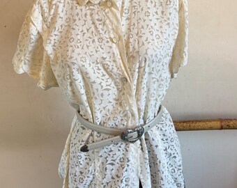 Chemisier vintage illusion floral pin-up volup romantique des années 1950 pour le thé dans le jardin
