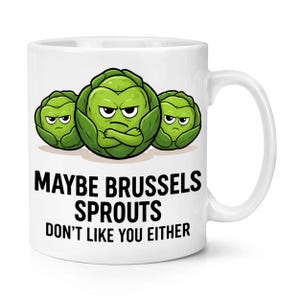 Può includere: Tazza in ceramica bianca con una grafica umoristica di tre cavoletti di Bruxelles verdi e scontrosi. Il testo sulla tazza recita: "MAYBE BRUSSELS SPROUTS DON'T LIKE YOU EITHER."