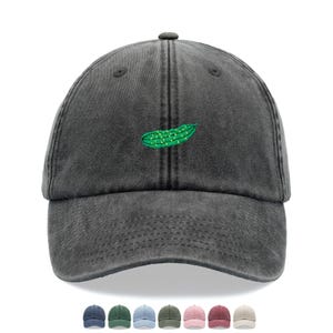 Op de afbeelding: Een donkergrijze baseballcap met een gebogen klep. De cap heeft een groen geborduurd augurk-ontwerp op de voorkant. De afbeelding toont ook een rij caps in verschillende kleuren aan de onderkant.
