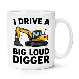 Op de afbeelding: Een witte keramische mok met een cartoonillustratie van een gele graafmachine in het midden. De tekst die in dikke zwarte hoofdletters boven en onder de graafmachine is gedrukt, luidt: I DRIVE A BIG LOUD DIGGER. De mok heeft een handvat.
