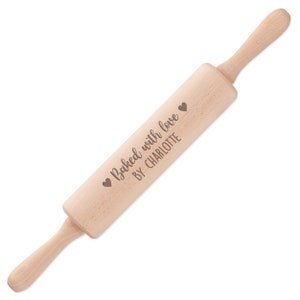 Può includere: Un mattarello di legno con la scritta "Baked with love by Charlotte" e due piccoli cuori incisi sul lato.