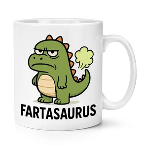 Puede incluir: Taza de cerámica blanca con una ilustración de un dinosaurio verde de dibujos animados. El dinosaurio tiene púas naranjas y una barriga beige, con una expresión enfadada y una nube de gas. La palabra "FARTASAURUS" está impresa en negro en la taza.