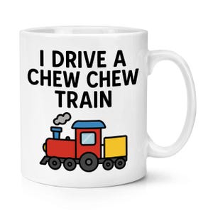 Pode incluir: Caneca de cerâmica branca com o texto "I DRIVE A CHEW CHEW TRAIN" em preto. Abaixo, um desenho animado de trem com uma locomotiva vermelha, teto azul, vagão amarelo e rodas pretas. Um presente divertido.