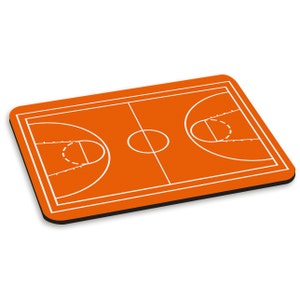 Puede incluir: Alfombrilla de ratón naranja con un campo de baloncesto con líneas blancas que delimitan la cancha, las líneas de tiros libres y las líneas de tres puntos.
