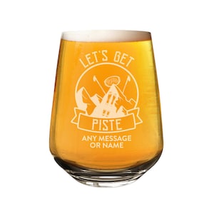 Op de afbeelding: Een helder glas met een wit ontwerp van een berglandschap met ski-stokken en de tekst "Let's Get Piste" en "Any Message or Name".