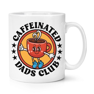 Op de afbeelding: Witte keramische koffiemok met een zwarte en gele afbeelding van een cartoon koffiekopje met een glimlach. De tekst "CAFFEINATED DADS CLUB" is in zwart rond de koffiekopjesafbeelding gedrukt.