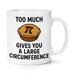 Könnte beinhalten: Weiße Keramik-Tasse mit Henkel. Die Tasse hat den Text "TOO MUCH" über einer Tortengrafik mit dem Pi-Symbol und den Text "GIVES YOU A LARGE CIRCUMFERENCE" darunter. Die Tasse ist für Kaffee, Tee oder andere Getränke gedacht.