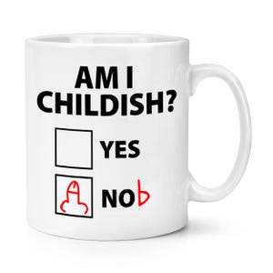 Könnte beinhalten: Weiße Keramik-Tasse mit dem Text "AM I CHILDISH?" in Schwarz. Darunter zwei Kästchen mit "YES" und "NOB". Das "NOB"-Kästchen hat eine rote Grafik eines Penis.