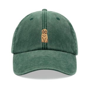 Könnte beinhalten: Eine grüne Baseballkappe mit einem gestickten Bild eines Golden Retrievers.