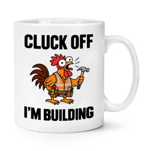 Peut inclure: Un mug en céramique blanche avec une illustration de dessin animé représentant un poulet portant un gilet de sécurité orange et une ceinture à outils, tenant un marteau. Le texte "CLUCK OFF I'M BUILDING" est imprimé en lettres capitales noires.