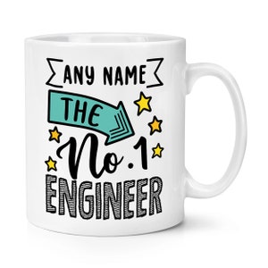 Op de afbeelding: Witte keramische mok met een zwart-wit ontwerp met de tekst "ANY NAME THE No. 1 ENGINEER" met een turquoise pijl en gele sterren.