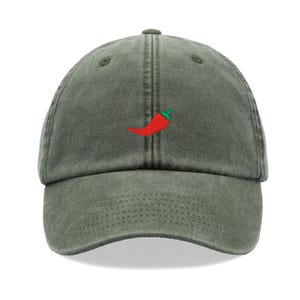 Puede incluir: Una gorra de béisbol de algodón verde con un chile rojo bordado en la parte delantera.