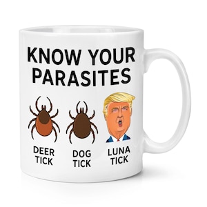 Puede incluir: Taza de cerámica blanca con el texto "KNOW YOUR PARASITES". La taza presenta ilustraciones de una garrapata de ciervo, una garrapata de perro y una caricatura de una persona con el texto "LUNA TICK".
