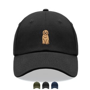 Peut inclure: Une casquette de baseball noire avec une petite broderie centrée représentant un chien brun clair. La casquette possède une visière courbée et une calotte structurée. Sous l'image principale, trois versions plus petites sont en vert olive, noir et bleu marine.