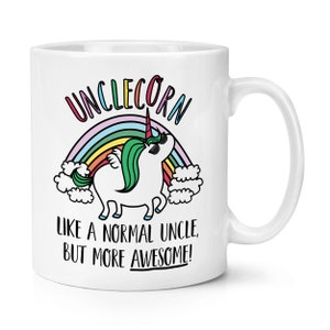 Puede incluir: Taza de cerámica blanca con la palabra "UNCLECORN" en letras coloridas sobre un unicornio de dibujos animados con gafas de sol y frente a un arcoíris. El texto "LIKE A NORMAL UNCLE, BUT MORE AWESOME!" está debajo.