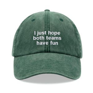 以下が含まれることがあります： 「I just hope both teams have fun」の文字が白で刺繍された緑色の野球帽。つばはカーブしており、クラシックな6パネルデザインです。帽子は柔らかく、ウォッシュ加工された綿素材で作られています。