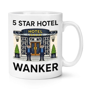 以下が含まれることがあります： ユーモラスなグラフィックが施された白いセラミックマグ。マグには、「5 STAR HOTEL」の文字が上に、「WANKER」の文字が下に描かれたホテルのファサードの漫画イラストが描かれています。2人の漫画のドアマンがホテルの前に立っています。
