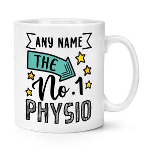 Puede incluir: Taza de cerámica blanca con un diseño en blanco y negro que dice "ANY NAME THE No. 1 PHYSIO". El diseño también incluye una flecha azul y estrellas amarillas.