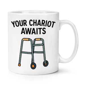 Könnte beinhalten: Weiße Keramik-Tasse mit dem schwarzen Text "YOUR CHARIOT AWAITS". Darunter eine Cartoon-Illustration eines Rollators in Blau, Gelb und Orange. Die Tasse hat einen gebogenen Henkel.