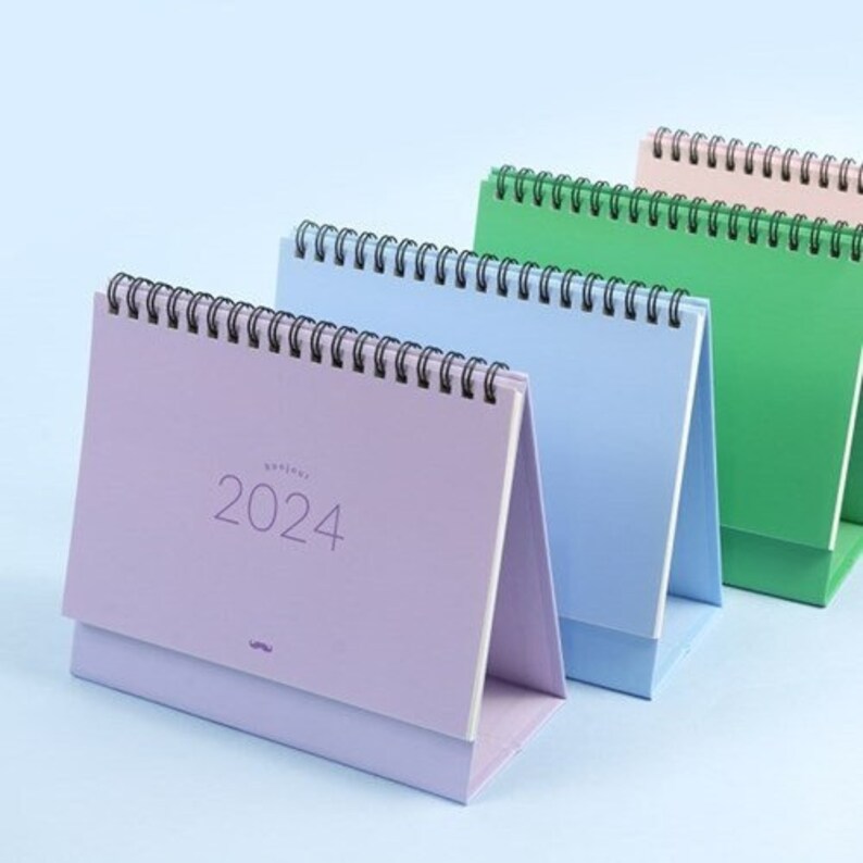 agenda 2024 da tavolo in 4 colori: verde, blu, rosa, viola