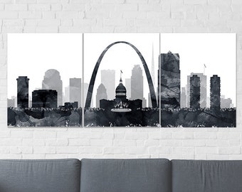 Op de afbeelding: Een zwart-wit aquarel schilderij van de skyline van St. Louis, met de iconische Gateway Arch en andere gebouwen.