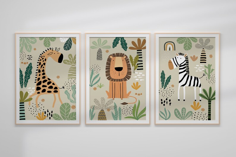 Op de afbeelding: Drie ingelijste prints met een jungle thema. Elke print toont een ander dier: een giraffe, een leeuw en een zebra. De prints zijn geplaatst tegen een achtergrond van groen en bruin gebladerte.