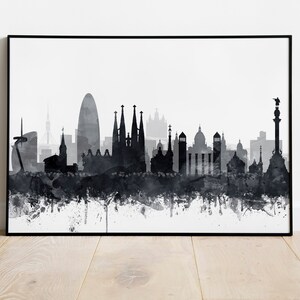 K&ouml;nnte beinhalten: Schwarz-wei&szlig;e Aquarell-Silhouette der Skyline von Barcelona, Spanien. Die Skyline zeigt ikonische Geb&auml;ude wie die Sagrada Familia und den Agbar-Turm.
