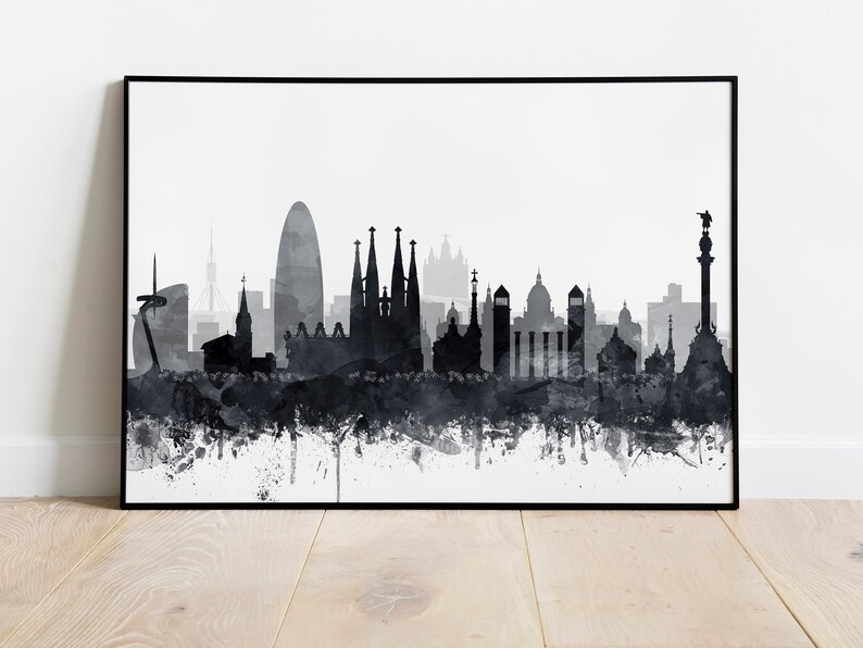 K&ouml;nnte beinhalten: Schwarz-wei&szlig;e Aquarell-Silhouette der Skyline von Barcelona, Spanien. Die Skyline zeigt ikonische Geb&auml;ude wie die Sagrada Familia und den Agbar-Turm.