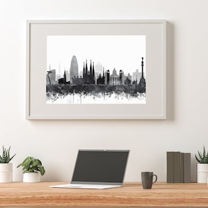 K&ouml;nnte beinhalten: Schwarzwei&szlig;es Aquarellbild der Skyline von Barcelona. Das Bild zeigt ikonische Geb&auml;ude wie die Sagrada Familia und den Strand von Barceloneta.