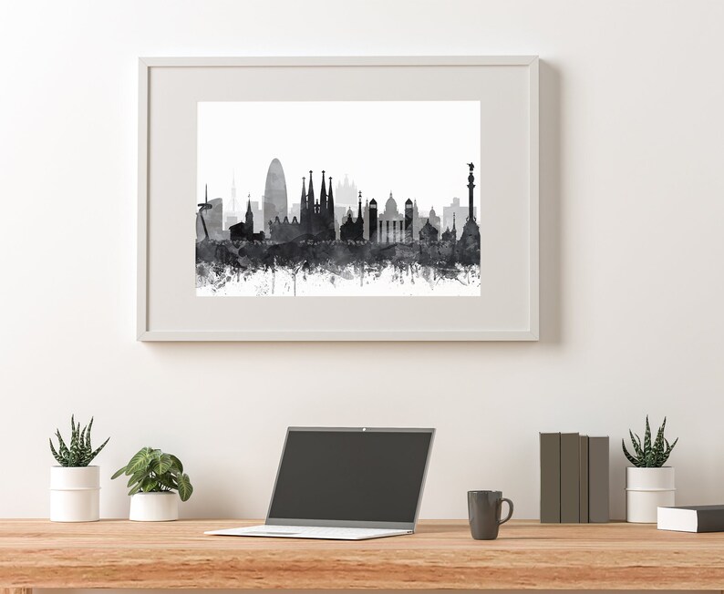 K&ouml;nnte beinhalten: Schwarzwei&szlig;es Aquarellbild der Skyline von Barcelona. Das Bild zeigt ikonische Geb&auml;ude wie die Sagrada Familia und den Strand von Barceloneta.