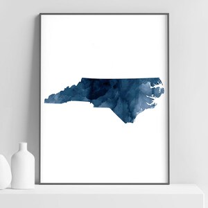 Impression de carte de l'État de Caroline du Nord, silhouette de carte de Caroline du Nord aquarelle bleu marine, art mural moderne, affiche de l'état des États-Unis, décoration d'intérieur imprimable