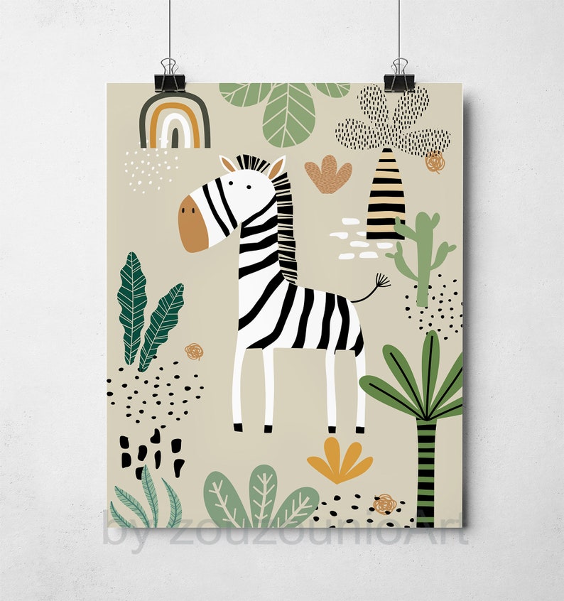 Op de afbeelding: Een schattig zebra met zwart-witte strepen staat in een jungle-omgeving met groene bladeren, een regenboog en een cactus. De achtergrond is licht beige.