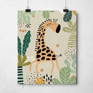 Op de afbeelding: Een grillige illustratie van een giraffe die door een jungle-sc&egrave;ne loopt. De giraffe is oranje en bruin met zwarte vlekken. De achtergrond is lichtbeige met groene bladeren, bruin-witte strepen en zwart-witte stippen.