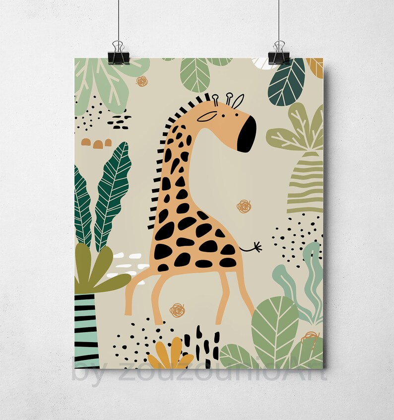 Op de afbeelding: Een grillige illustratie van een giraffe die door een jungle-sc&egrave;ne loopt. De giraffe is oranje en bruin met zwarte vlekken. De achtergrond is lichtbeige met groene bladeren, bruin-witte strepen en zwart-witte stippen.
