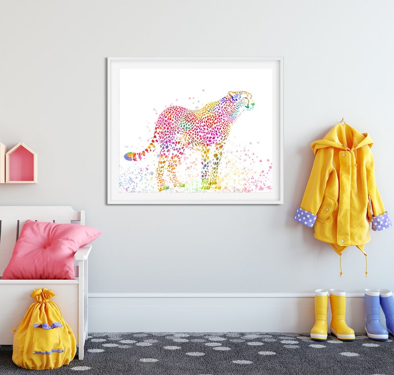 以下が含まれることがあります： 白い背景に描かれた、カラフルな水彩画のチーター。チーターは、ピンク、ブルー、グリーン、イエロー、オレンジの様々な色合いで構成されています。
